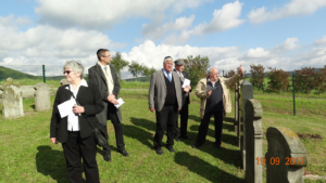 Auf dem jüd. Friedhof: Landrat Dr. Koch, RP Dr. W. Lübcke, Bürgermeister Stefan Gensler, Karl Honikel